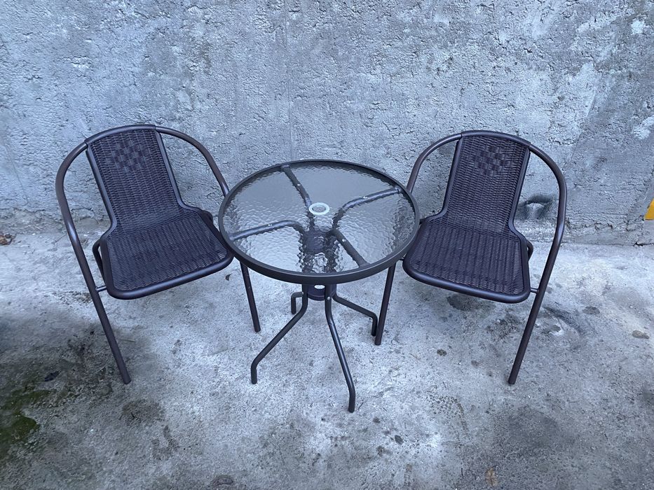 Комплек стол , стулья , зонт от солнца  .