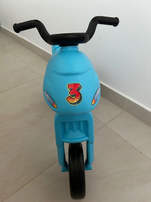 Motocicletă cu trei roti fără pedale