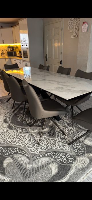 Masă dining extensibilă + 8 scaune – design modern, stare excelentă