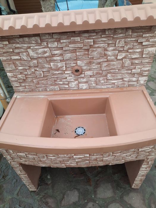 Бетонна външна чешма.