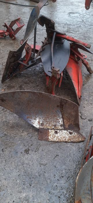 Vând  6 brazdare de plug reversibil