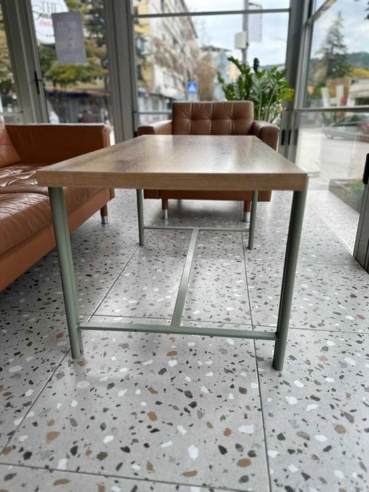 Кафе маса с метална основа и дървесен плот