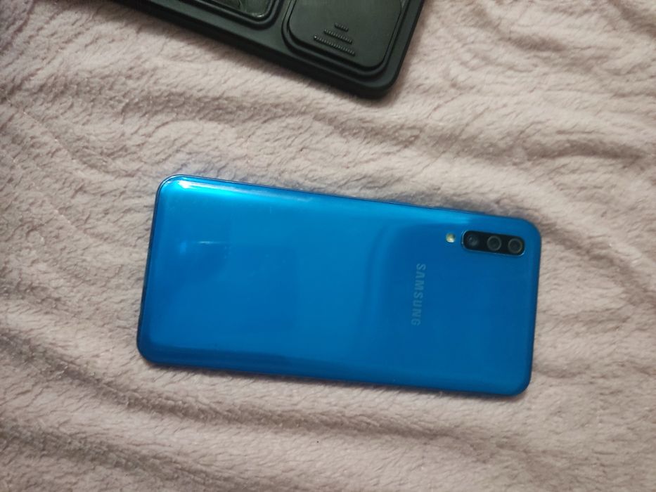 Продаю Samsung A50 новая состояние