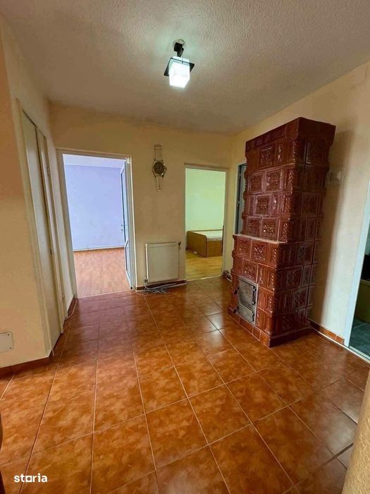 De vanzare apartament cu 3 camere, 2 bai cu aerisire,balcon 52000euro