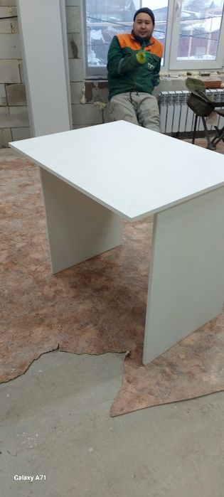 Стол для учёбы или работы