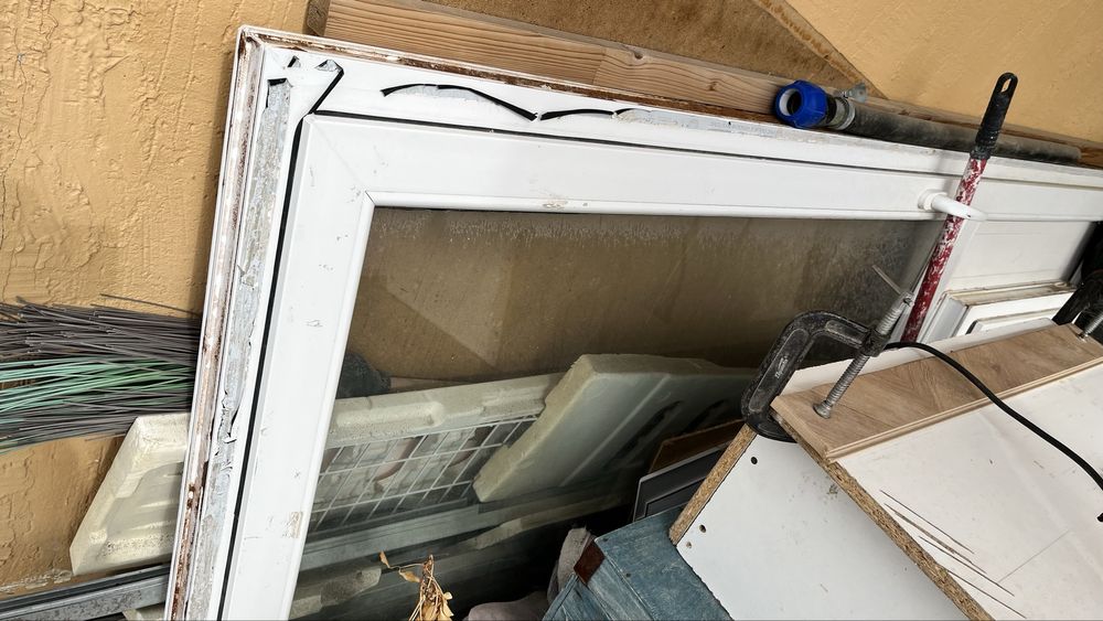 Продам пластиковую дверь