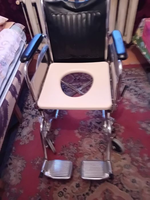 Cărucior cu rotile cu wc