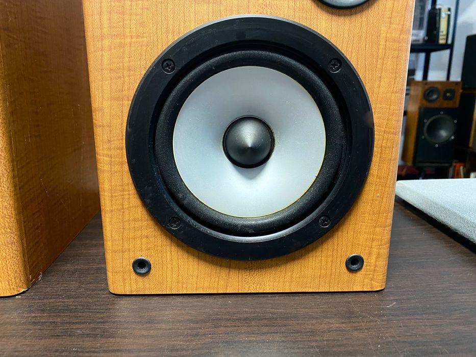 Bookshelf тонколони Hitachi