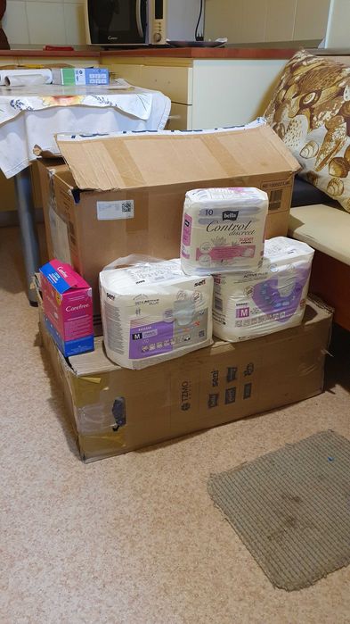 Scutece pentru adulți şi lenjerie de pat impermeabilă