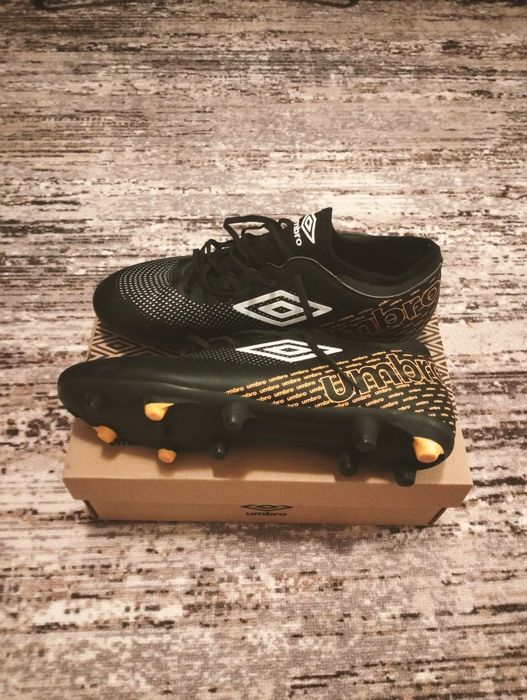 Ghete fotbal umbro va rog cumparatile!