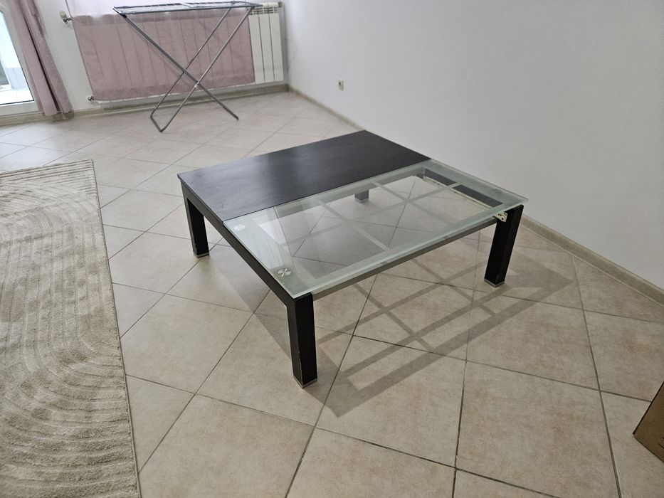 Холна маса от масив и стъкло