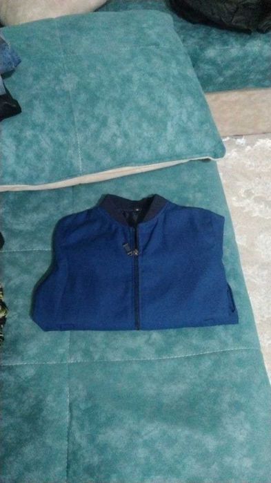 Ветровка синего цвета размер М 8-9лет