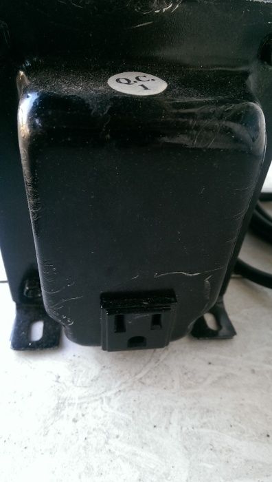 Конвертер (адаптер)напряжения 220v-110v 1000w Made in IZRAEL.