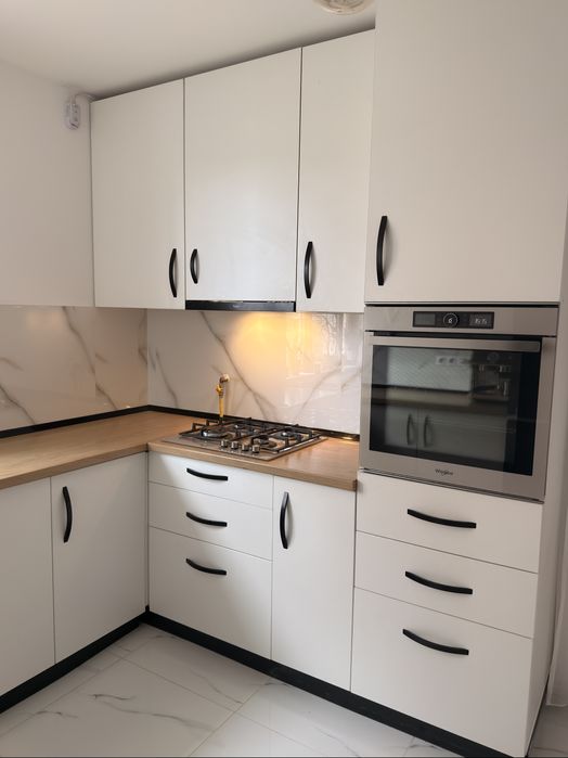 Bucatarie utilata (cuptor, hota, plita, masina spalat vase, chiuveta)