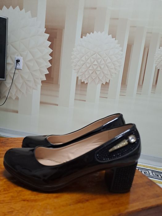 Туфли  36 разм, новые, лакированные