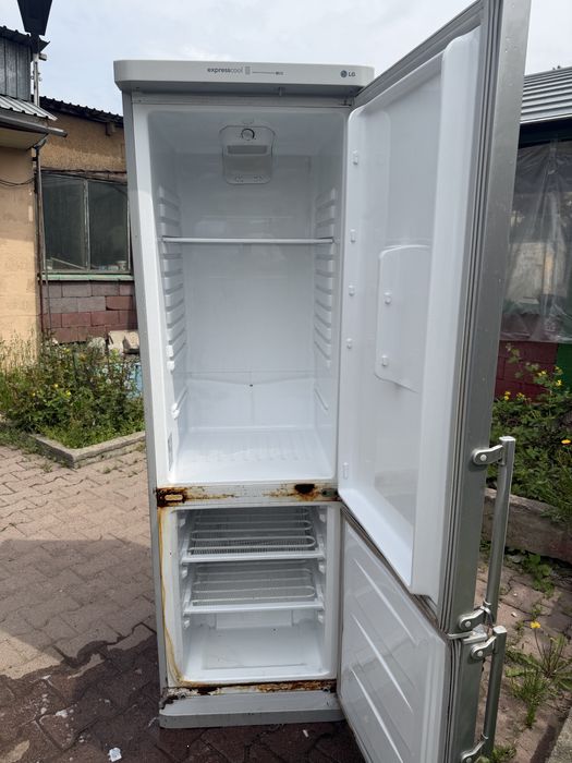 Холодильник LG в рабочем состоянии