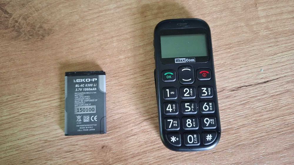 Мобилен телефон за възрастни хора - maxCom MM431BB