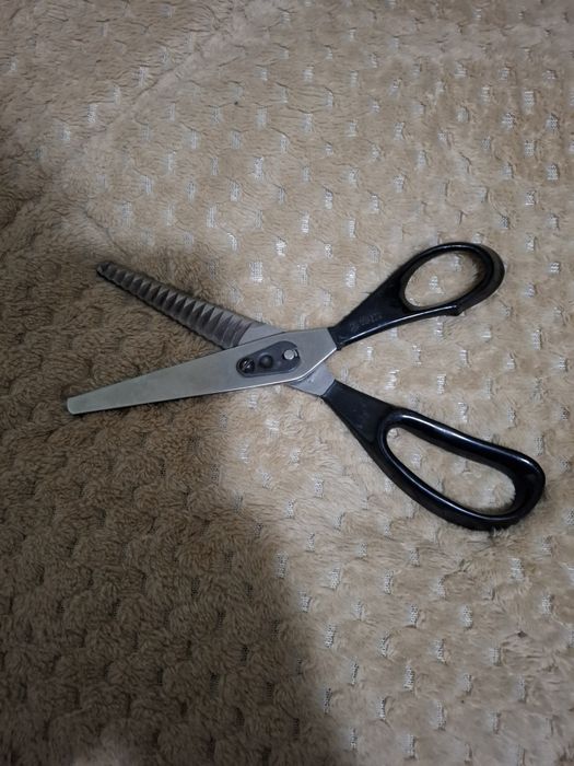 Продавам назъбена ножица