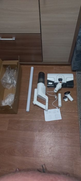 Продам вертикальный беспроводной пылесос.