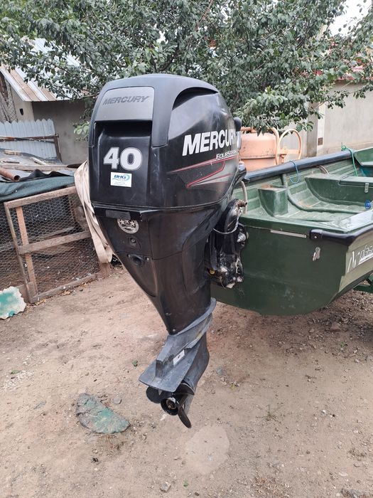 Vând schimb motor Mercury 40 cp