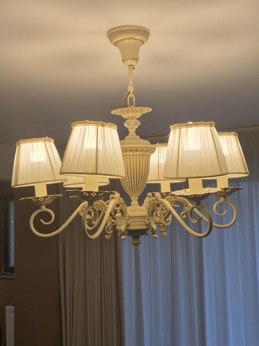 Vând lustra vintage