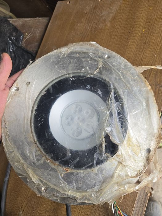 Lampi exterior pentru piscine sau alei lumina rosie