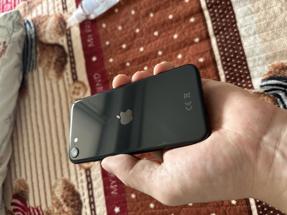 Айфон  СЕ 2 128г акб 100% в идеале