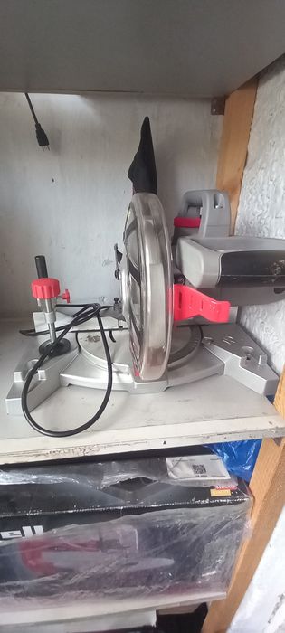 Продам торцовочную пилу.