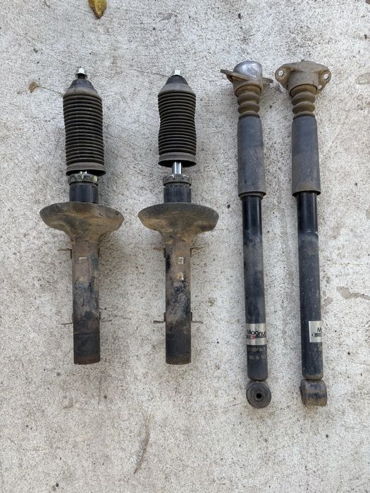 Предни амортисьори за голф 4 / бора