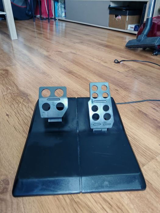 Volan Logitech cu padele si pedale