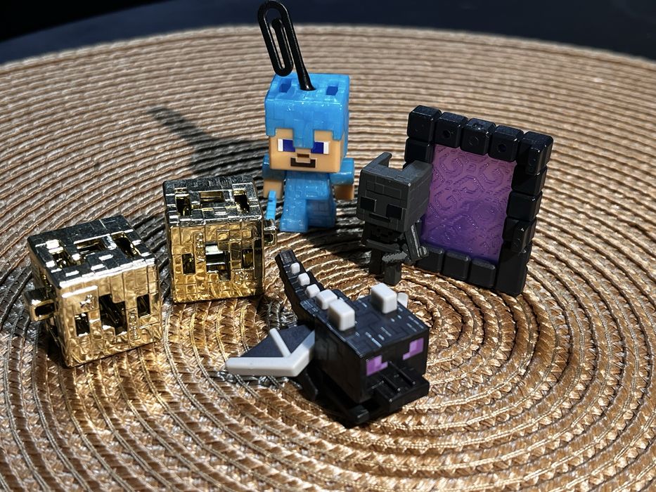 Може размяна за гр.В.Търново Kinder Suprise играчки Minecraft фигурки