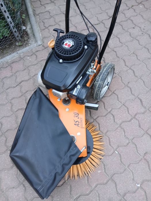 Vând mașină de curățat pavele