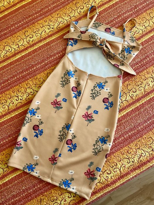 Къса рокля LALETO с ефектен гръб