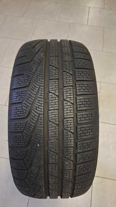 Единична гума Pirelli 235 35 19