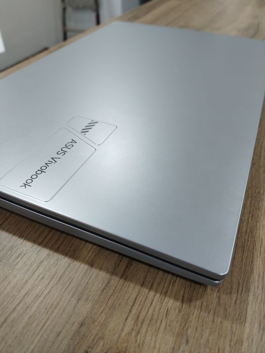 ASUS Vivobook X1504V