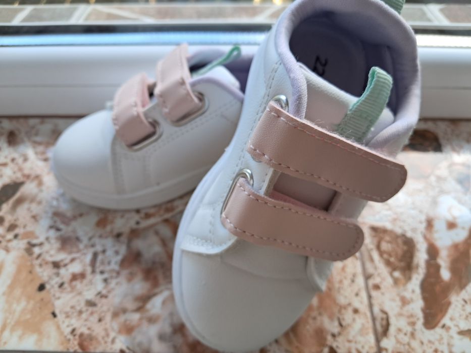 Adidași fetițe mărimea 22 ca noi + GRATIS  papucei de casă