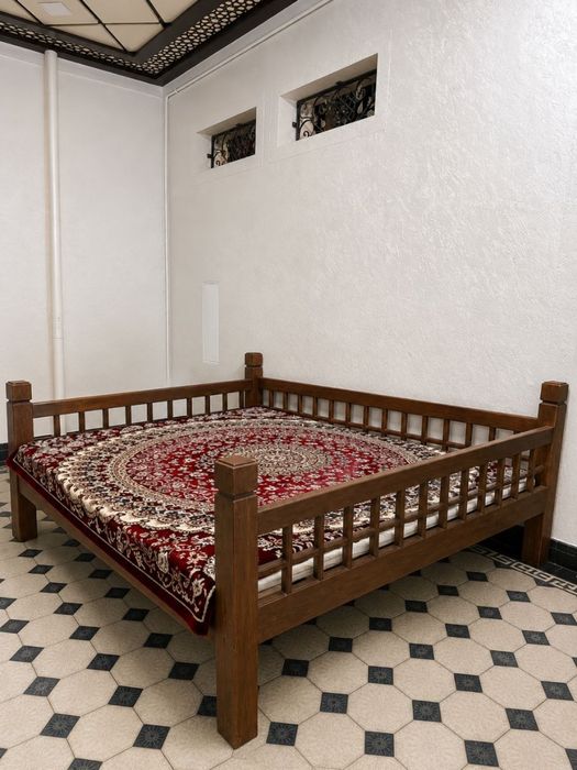Тапчан из массива дерева, ручная работа, отличное состояние
