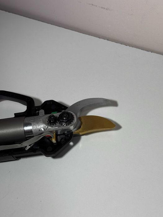 Foarfeca de gradina Worx WG330E motor cu lama noua