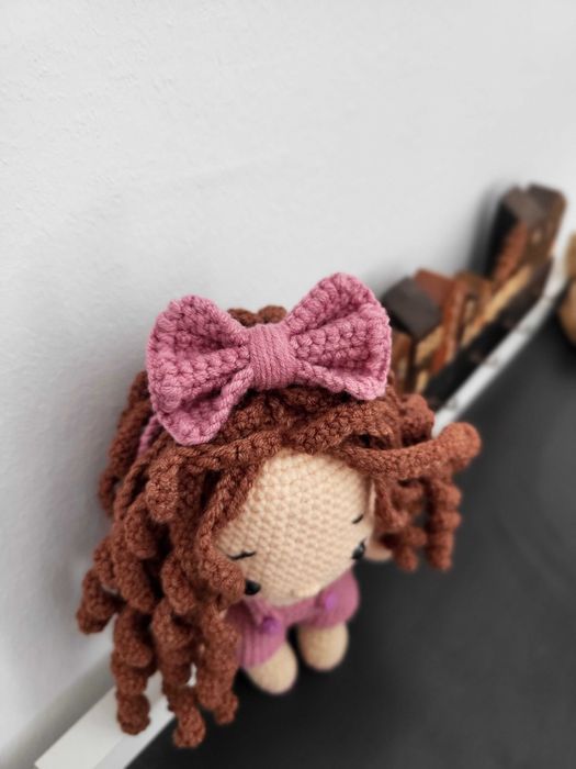 Păpușă croșetată manual – 16 cm de delicatețe, haine detașabile