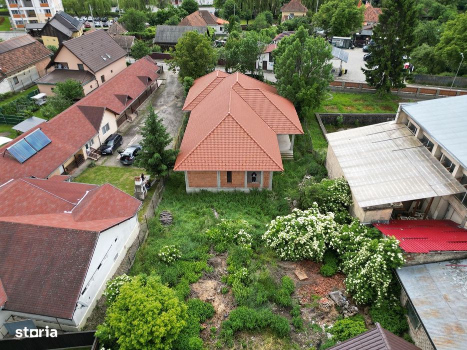 Casă de vânzare 260 mp utili + 1052 mp teren in centrul orasului Covas