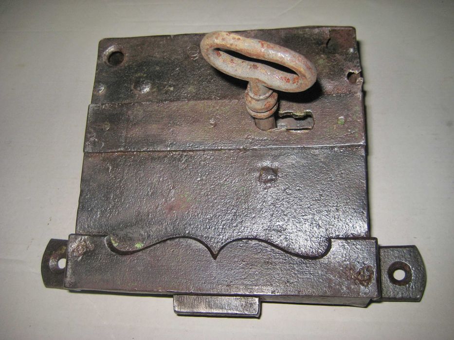 A945-Broasca veche functionala de camara-spais-debara interioara pentru casa. Perioada cca 1900, stare foarte buna cu cheie originala, metal.