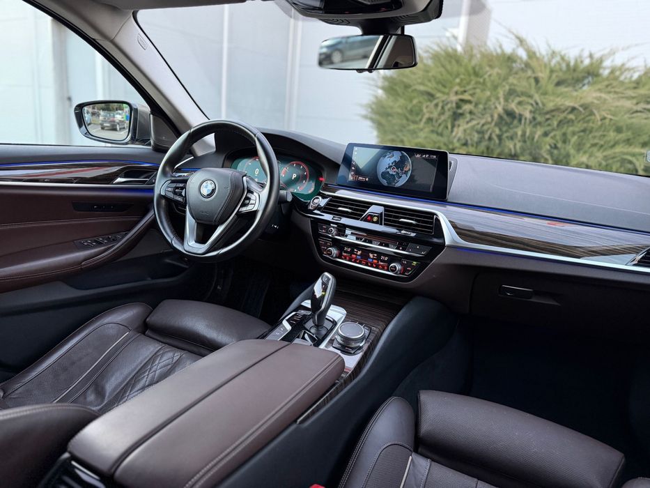 BMW 520~G30~Individual~Head Up~Camera 360~X-Drive~Soft Close