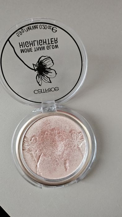 set de produse cosmetice folosite pe jumătate