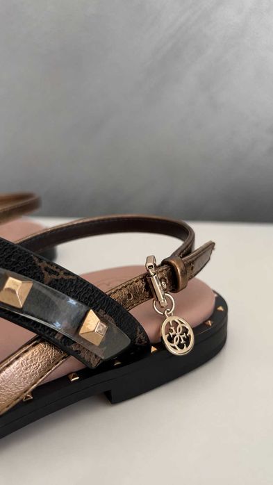 Дамски Сандали Guess - 2 Модела с Лого и Капси