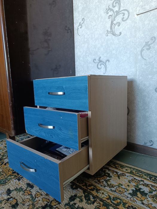 набор мебели: двухъярусная кровать, рабочий стол и тумбочка