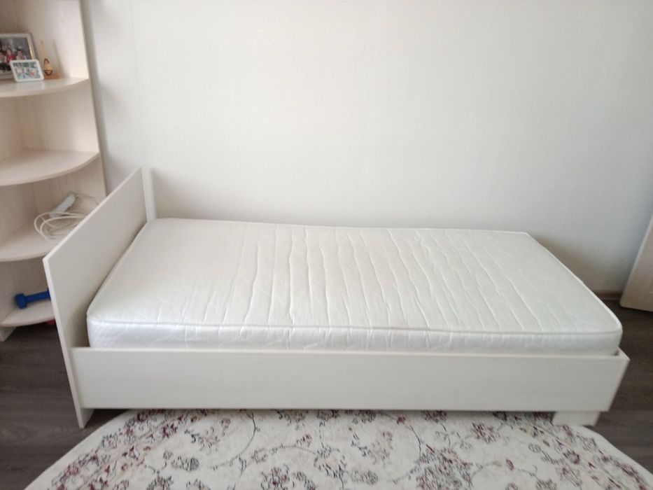 Продам шкаф для одежды и кровать. .