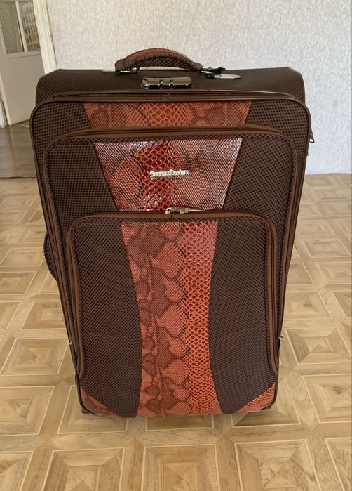 Чемодан дорожный большой