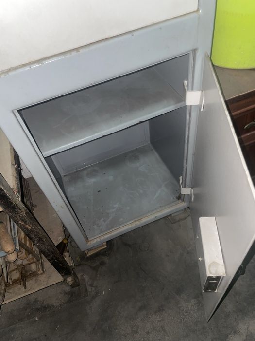 Металлический шкаф (сейф)