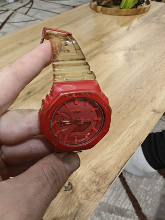 Casio 2100 червен