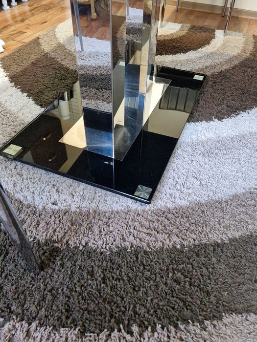 Продавам стъклена маса + 4 стола